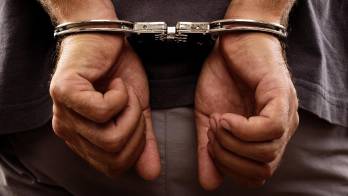 El acusado cometió el delito en abril.