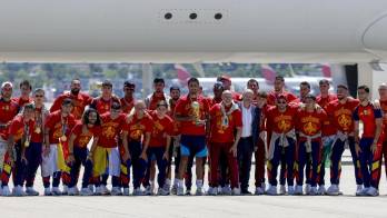 La selección española de fútbol, campeona del Mundial tras vencer en la final a Argentina, aterrizó este lunes a las 14:25 horas en la terminal 4 del aeropuerto de Madrid Barajas-Adolfo Suárez procedente de Nueva York (EE.UU). EFE/J.J.Guillen