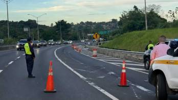 Autoridades realizaron el levantamiento del cadáver en la autopista Arraiján-La Chorrera.