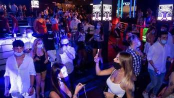 El aforo en bares y discotecas dependerá del esquema de vacunación, y siempre con mascarilla..