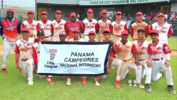 Metro con el anhelado banderín de campeón.