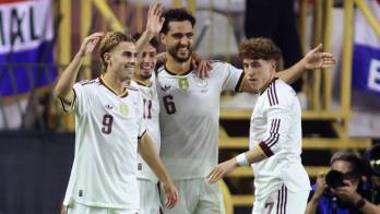 Los juagdores de España celebran uno de los goles de Mikel Merino.
