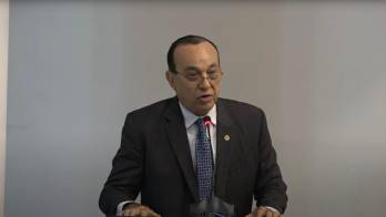 Rector Flores arremete contra proyecto de ley que busca tumbar la reelección universitaria