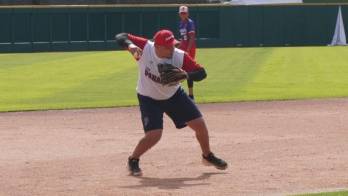 Keith Hernández entrenando en el estadio Mariano Rivera.