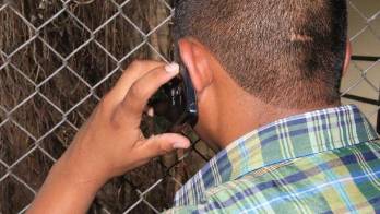 Le hacen creer a las víctimas que se han ganado premios como casas, carros, viajes y artefactos eléctricos.