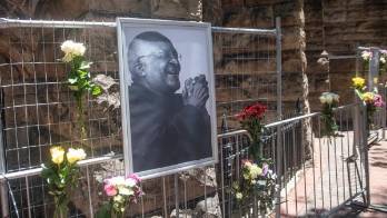 Adiós a Desmond Tutu; el mundo rinde tributo a su incansable lucha por la paz