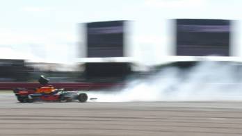 ¡Golpe fortísimo! Hamilton estaba pilotando muy agresivo, metiéndole su auto en cada curva al neerlandés.