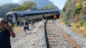 Fotografía cedida este domingo por la Secretaría de Marina (Semar) donde se observa el descarrilamiento del tren Transístmico en el municipio de Asunción Ixtaltepec, en Oaxaca (México).