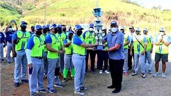 El trofeo de campeones fue entregado por el ministro de Seguridad Juan Pino.