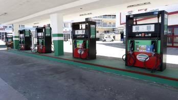 Gasolineras cerradas en La Habana reflejan la crisis de combustible.