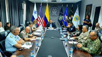 Ministro Pino se reúne con general del comando sur