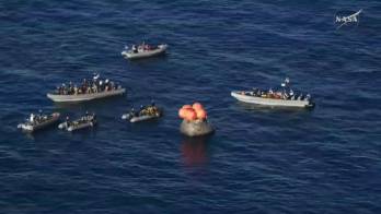Captura de imagen de una transmisión de la NASA de botes cerca a la capsula Orión, con los tripulantes de Artemis II, luego de amerizar este viernes, en el Pacífico frente a la costa de California (EE.UU.). EFE