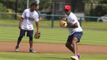 Ryan Burrowes y Héctor Rayo trabajando en el cuadro interior.