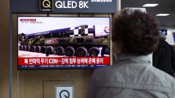 Una mujer ve las noticias en una estación en Seúl, en Corea del Sur, este 3 de noviembre de 2022.