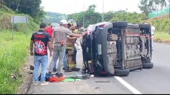 La víctima permaneció atrapada entre los hierros retorcidos del auto hasta la llegada de bomberos