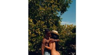 Kylie Jenner, junto aTravis Scott, tirando romanticismo y desnudez