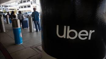 Bruselas quiere prohibir a conductores de Uber aceptar reservas por teléfono