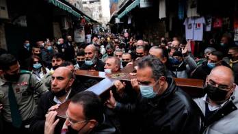 Un vía crucis concurrido conmueve a una Jerusalén apagada por la pandemia