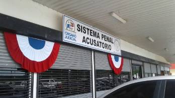 El abogado de Fifer, Teofanes López, presentó un certificado de salud.