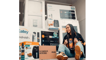 Influencer paga propina a repartidores con costosos regalos. Mira sus reacciones