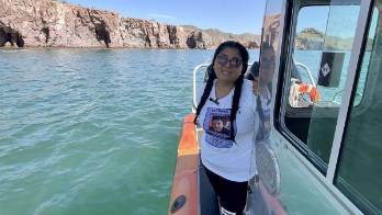 Una integrante de Guerreras Buscadoras acompaña a buzos en la búsqueda de restos de personas desaparecidas el 19 de septiembre de 2022, en el Mar de Cortés, municipio de Guaymas, Sonora (México). La búsqueda de desaparecidos en México ha llegado al fondo del mar de Cortés, patrimonio natural de la humanidad, donde buzos de la Marina y madres de Sonora que han perdido a sus hijos se sumergen para encontrar cientos de cuerpos que sicarios han arrojado al océano.