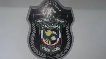 El teniente fue aprehendido tras ser captado por cámaras intentando introducir droga a la cárcel de Penonomé. La Policía Nacional colabora con el Ministerio Público en la investigación.