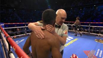 El árbitro intervino y decretó el nocaut técnico cuando el panameño Ricardo Núñez aún se mantenía de pie.