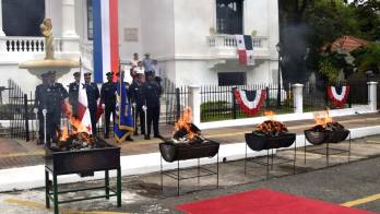 La ceremonia programada para el 28 de octubre fue suspendida como muestra de solidaridad nacional.