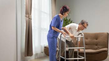 El sedentarismo y la mala alimentación aceleran la pérdida de fuerza en la tercera edad.