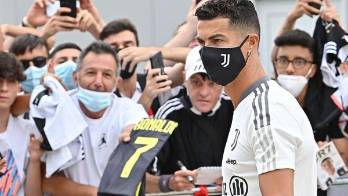 Una pila de fanáticos esperaban al astro, a su llegada a hacerse exámenes.