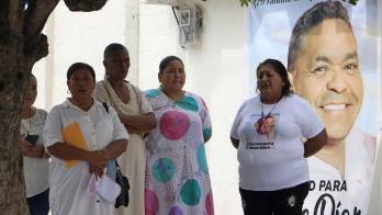 Vecinos, familiares y allegados a la familia del futbolista colombiano Luis Díaz fueron registrados el pasado 5 de noviembre, frente a la casa familiar del delantero guajiro del Liverpool inglés, en Barrancas (Guajira, Colombia). El padre del futbolista, Luis Manuel Díaz, permanece secuestrado hace diez días por la guerrilla colombiana del ELN.