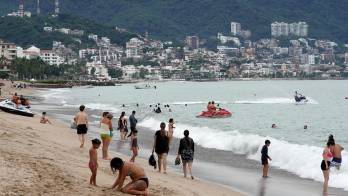 Turistas permanecen en una playa en Puerto Vallarta estado de Jalisco (México). EFE/ Arturo Montero