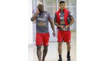 Los jugadores de la selección de Perú, el defensa Luis Advíncula (i) y el centrocampista Wilder Cartagena.