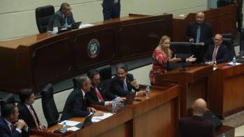 En el debate estuvieron los directivos del MEF, Miviot, la banca y sector privado, junto a los diputados.