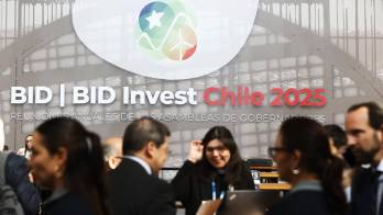 Asistentes a la primera jornada de las Asambleas Anuales de Gobernadores del BID y de BID Invest 2025, se reúnen en mesas de trabajo en Santiago. ELVIS GONZÁLEZ | EFE