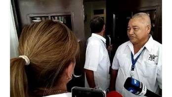 La exministra en la puerta principal del nosocomio.