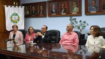 Las autoridades de la Universidad de Panamá.