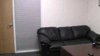 Hicieron famoso el sofá de cuerina. De él dijeron que era un 'testigo protegido'.