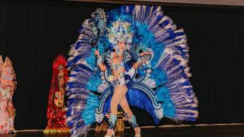 La panameña Yanneth Dayz celebra su histórico triunfo como Nuestra Señora Utah 2025 en Estados Unidos.