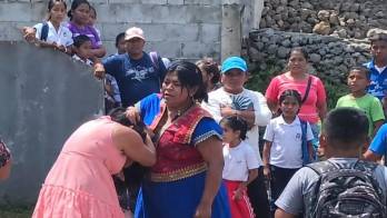 Jueza de Paz se enfrascó en pelea callejera frente a colegio de la Comarca