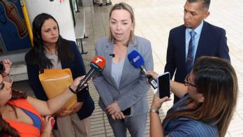 Momentos cuando la directora González, y su equipo presentan una denuncia ante el MP.
