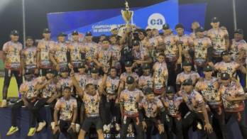 El equipo levantando el trofeo