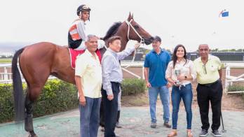 Yarmarie Correa entregó del reconocimiento al propietario del Stud Cantón Ricardo Lau.