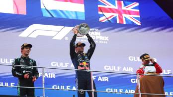 Max Verstappen (C) celebra en el podio tras ganar el Gran Premio de Baréin.