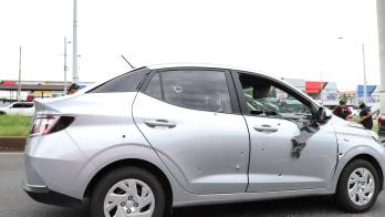 Así quedó el carro luego de los disparos.