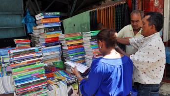 Imagen ilustrativa de las compras de libros para los estudiantes.