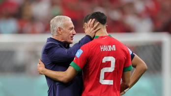 El técnico de Francia, Didier Deschamps (L) y el lateral de Marruecos Achraf Hakimi en la semifinal de 2022 en Catar.