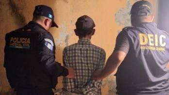 El detenido afirmó que tomó la decisión de efectuar la cesárea debido a la falta de recursos económicos.