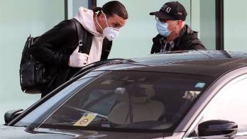 Zlatan Ibrahimovic, multado en su país por manejar lujoso auto sin registro