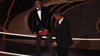 Imagen del pasado 24 de marzo del actor Will Smith (d) abofetea al presentador de la gala Chris Rock (i) durante la 94ª ceremonia anual de los Premios de la Academia de Cine estadounidense en el Dolby Theatre de Hollywood, Los Ángeles, California (EE.UU.).